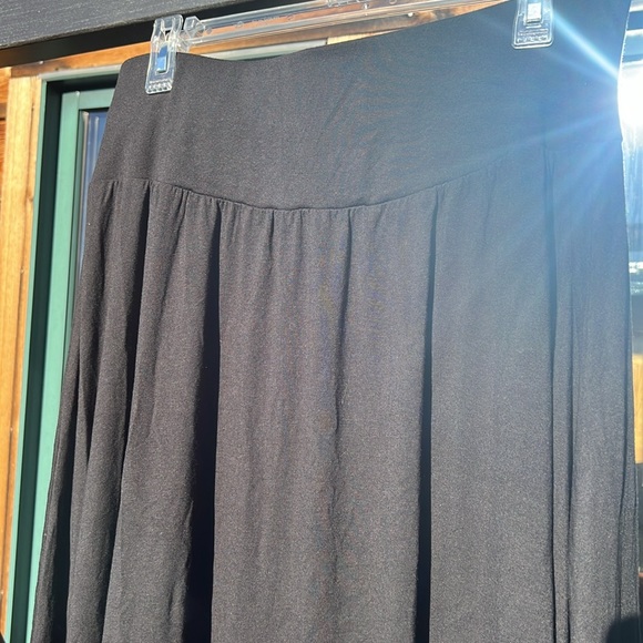 Hilary Radley Black Slinky Skirt in size Large, Tummy Control - Picture 5 of 9